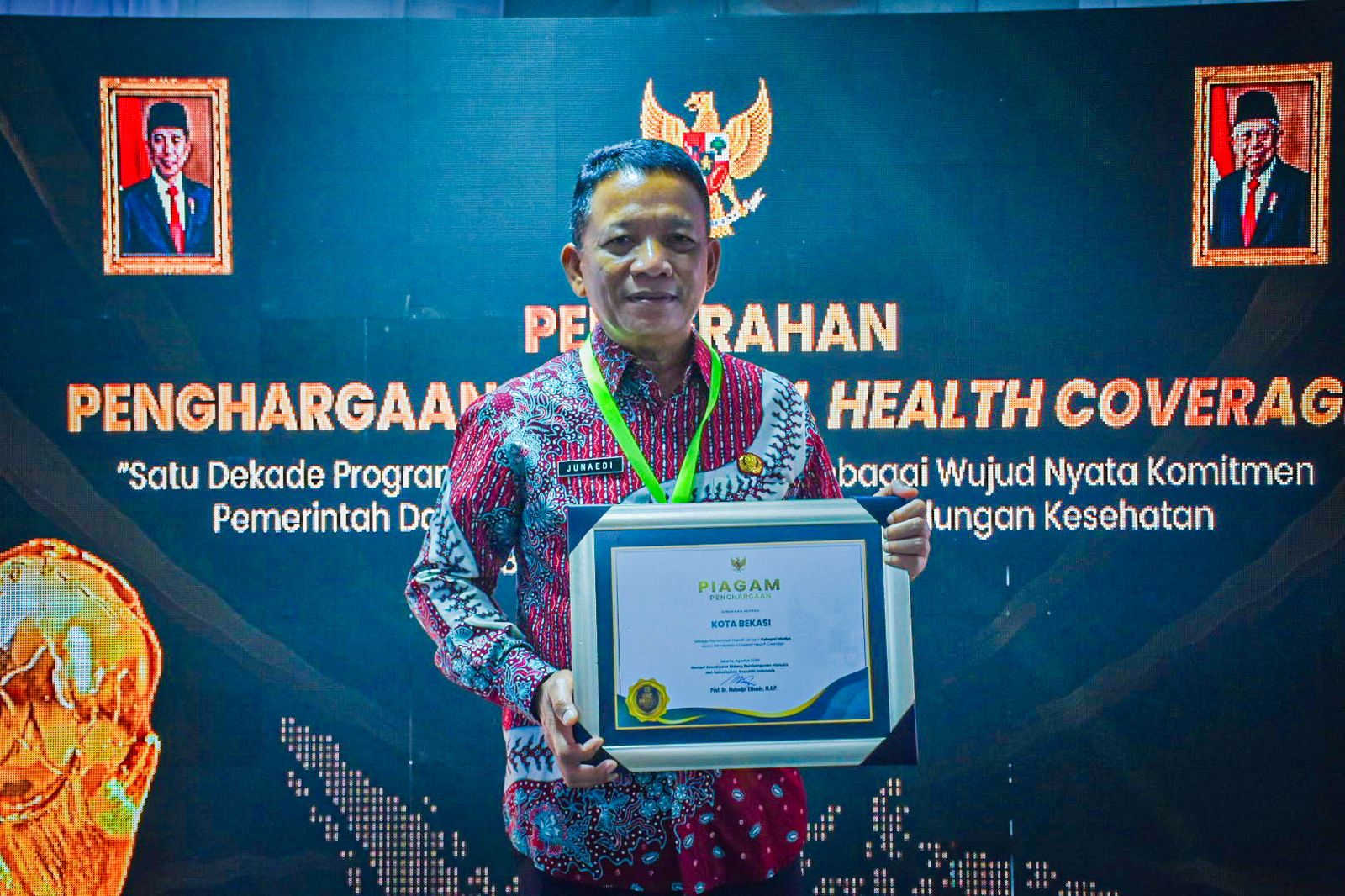 SEKDA KOTA BEKASI MENERIMA PENGHARGAAN UNIVERSAL HEALTH COVERAGE (UHC)